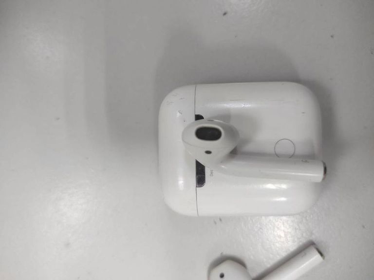 Apple airpods 2nd generation with charging case