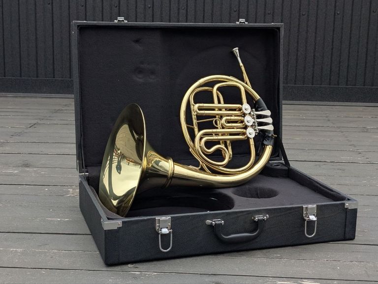 Купити Валторна F/Bb. 3 клапана, знімний розтруб, золотий лак. З мундштуком. У футлярі. Новий.  Б/У