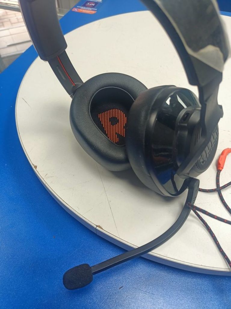 Дешиво Jbl quantum 200 с ломбарда