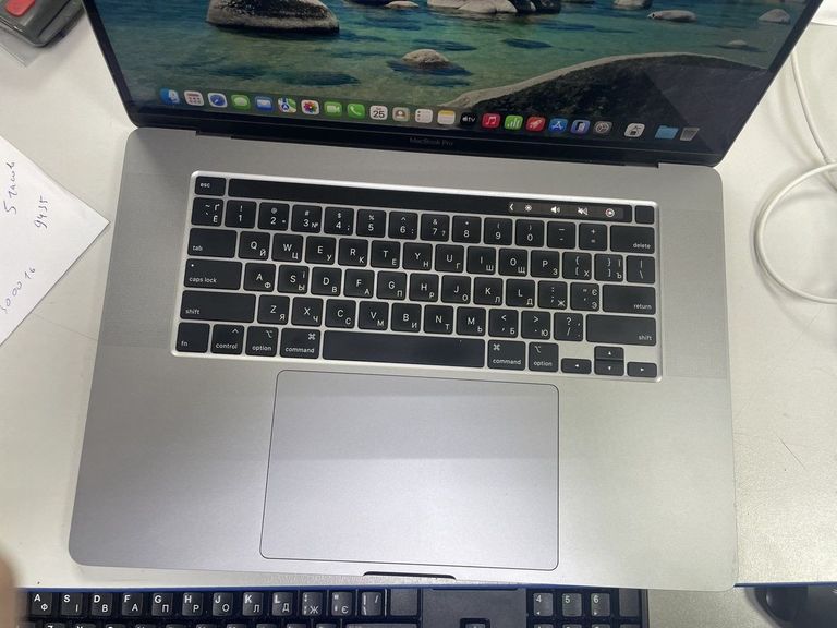 Дешиво Apple macbook pro 16" 2019 a2141 core i9 2,4ghz/ram16gb/ssd1tb/amd radeon pro 5500m 4gb с ломбарда