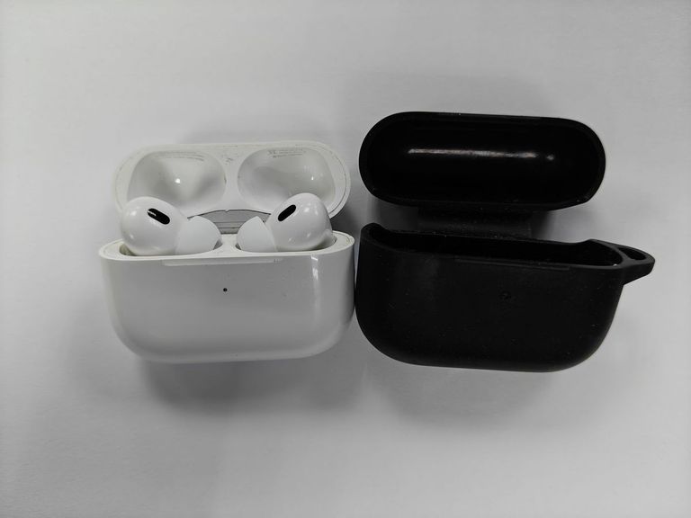 Купити Apple airpods pro 2nd generation with magsafe charging case usb-c Б/У