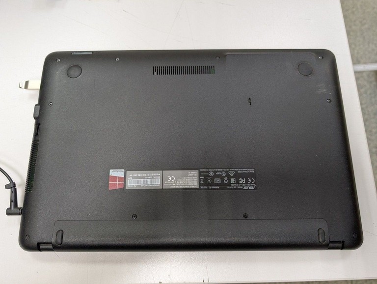 Купити Asus 15/celeron n3350 ddr3/4gb ddr3/hdd 500 gb/ssd *відсутній/geforce 810m Б/У