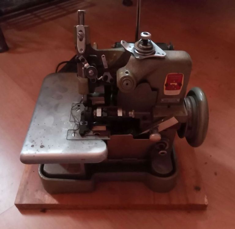 Купити Оверлок трехниточный SHUANG GONG GN 1-113 на деревянной подставке Б/У