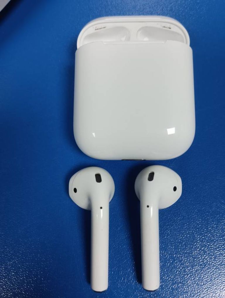 Apple airpods 2nd generation with charging case