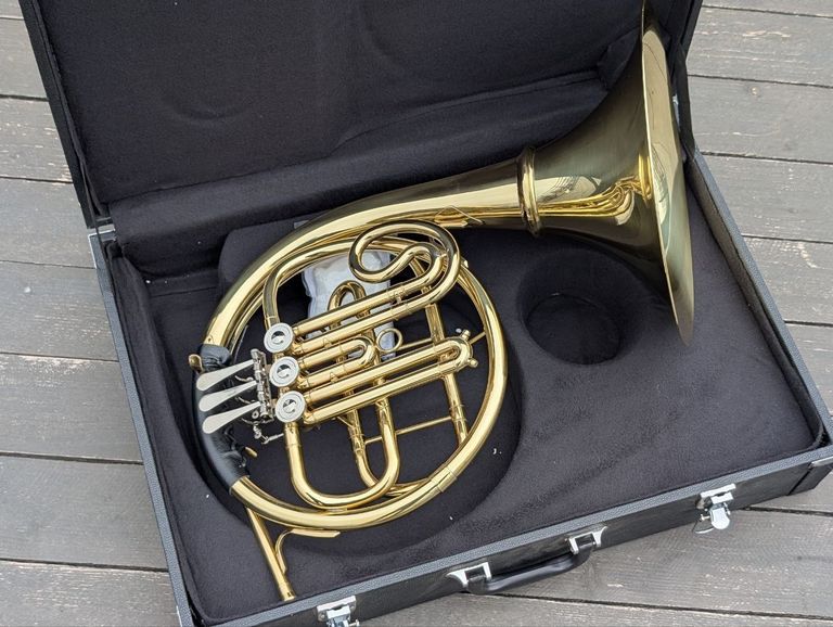 Оголошення Валторна F/Bb. 3 клапана, знімний розтруб, золотий лак. З мундштуком. У футлярі. Новий.  Б/У