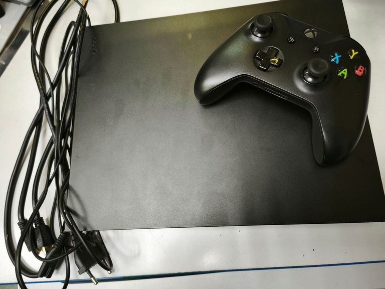 Купити Microsoft Xbox One X 1TB White Б/У