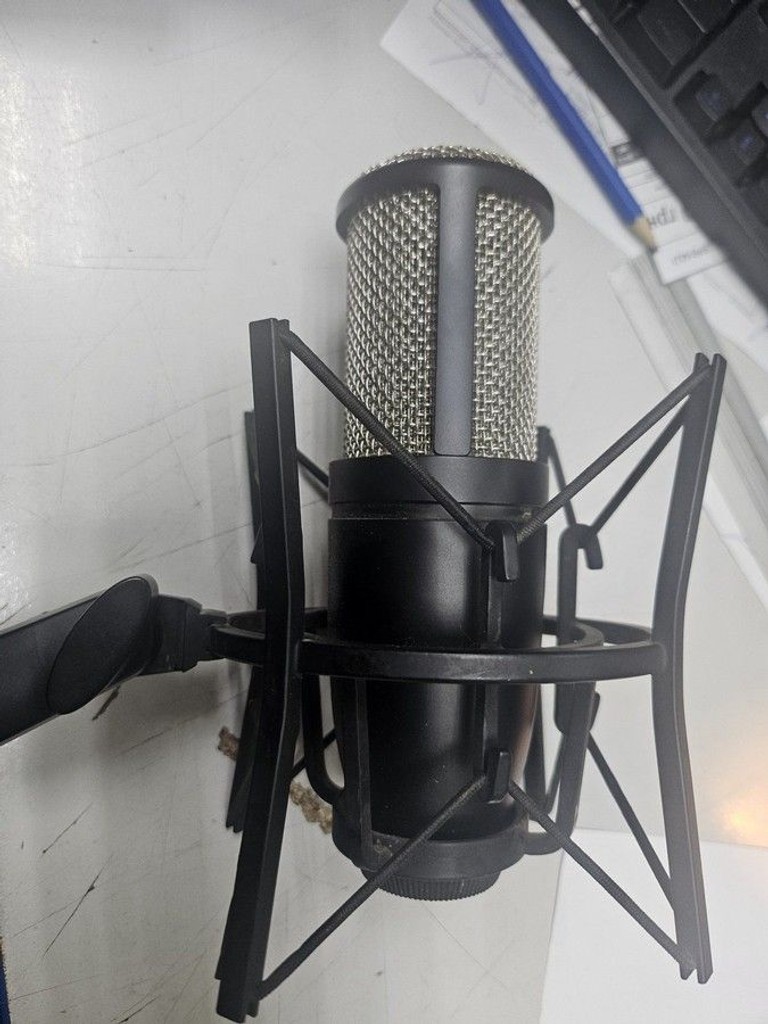 Купить Akg P220 Б/У