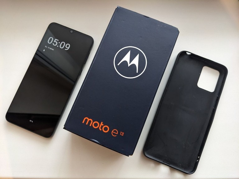 Купити Motorola Moto E13 2/64GB Cosmic Black (PAXT0034) Б/У