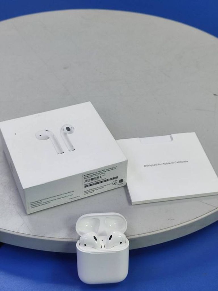 Apple airpods 2nd generation with charging case