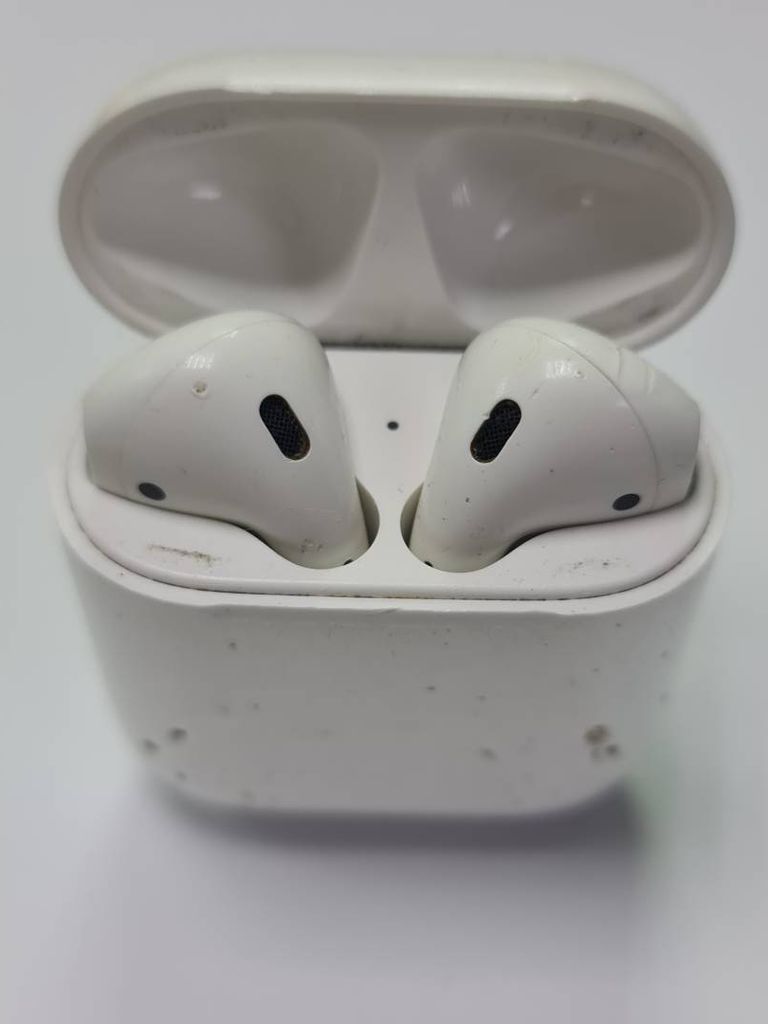 Apple airpods 2nd generation with charging case