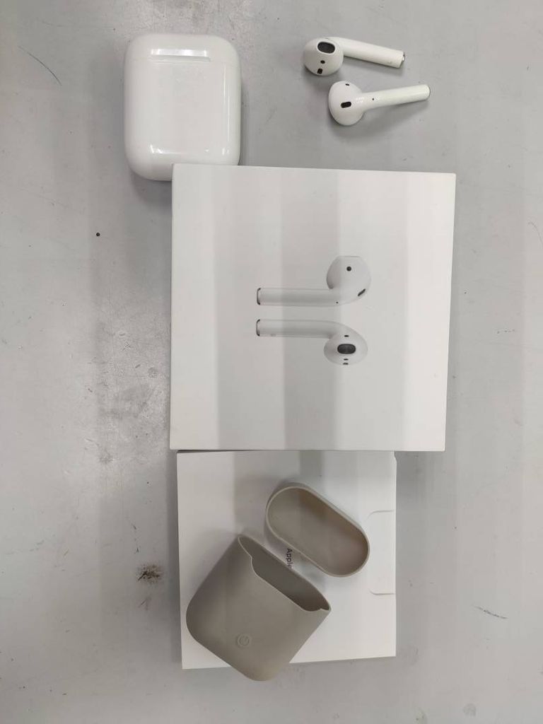 Apple airpods 2nd generation with charging case