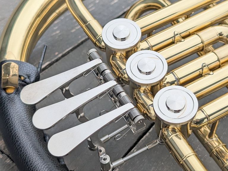 Валторна F/Bb. 3 клапана, знімний розтруб, золотий лак. З мундштуком. У футлярі. Новий.  Код:null. Зображення 5