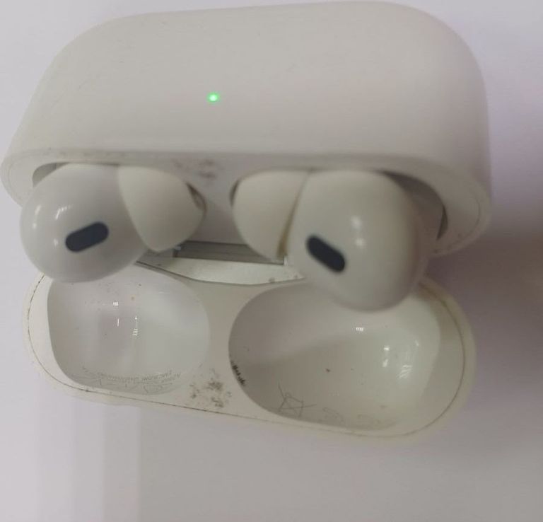 Купити Apple airpods pro 2nd generation with magsafe charging case usb-c Б/У