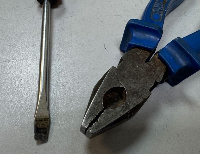 Оголошення Без Виробника (викрутка+плоскогубці) Б/У