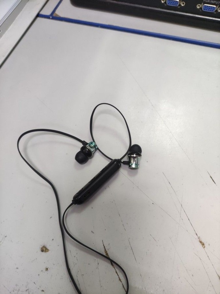 Купити Навушники Bluetooth Air Music Pro4 white  Б/У