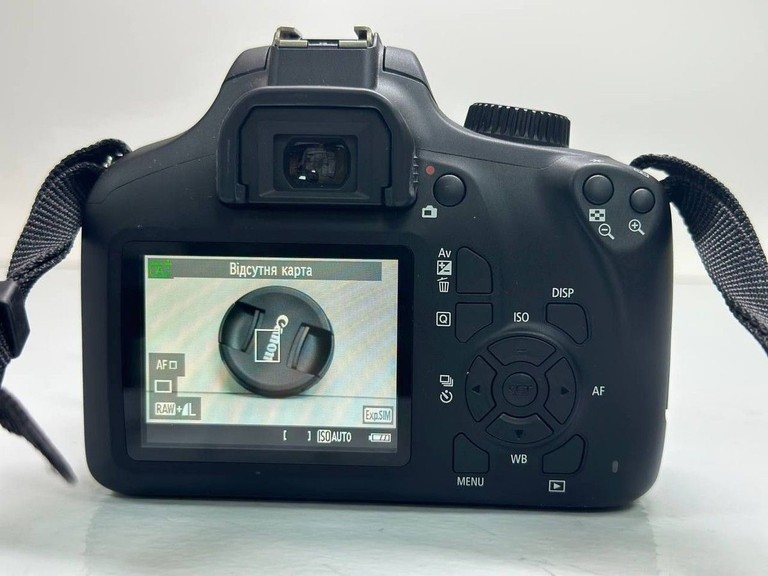 Дешиво Canon eos 4000d + ef-s 18-55 1:3.5-5.6 iii с ломбарда