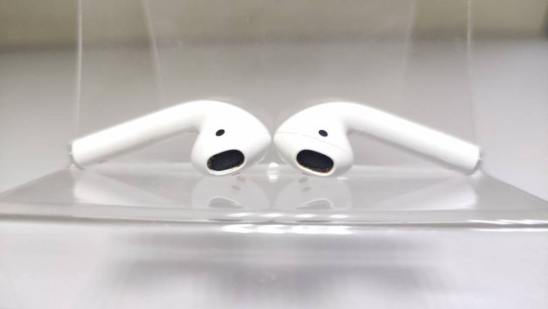 Apple airpods 2nd generation with charging case