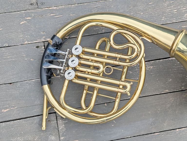 Валторна F/Bb. 3 клапана, знімний розтруб, золотий лак. З мундштуком. У футлярі. Новий.  Код:null. Зображення 4