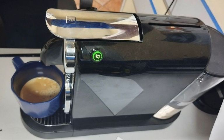 Дешево Delonghi Nespresso Citiz EN 167.B з ломбарду