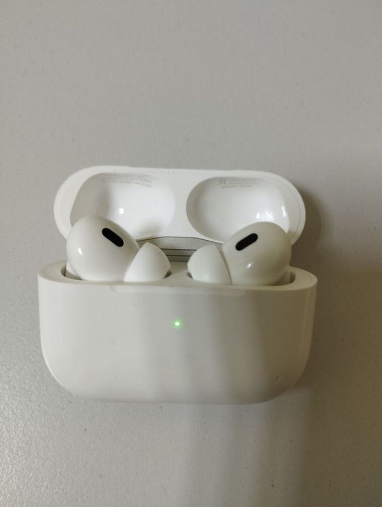 Купити Apple airpods pro 2nd generation with magsafe charging case usb-c Б/У