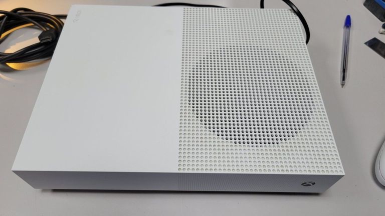 Купить Microsoft Xbox One S 1TB Б/У