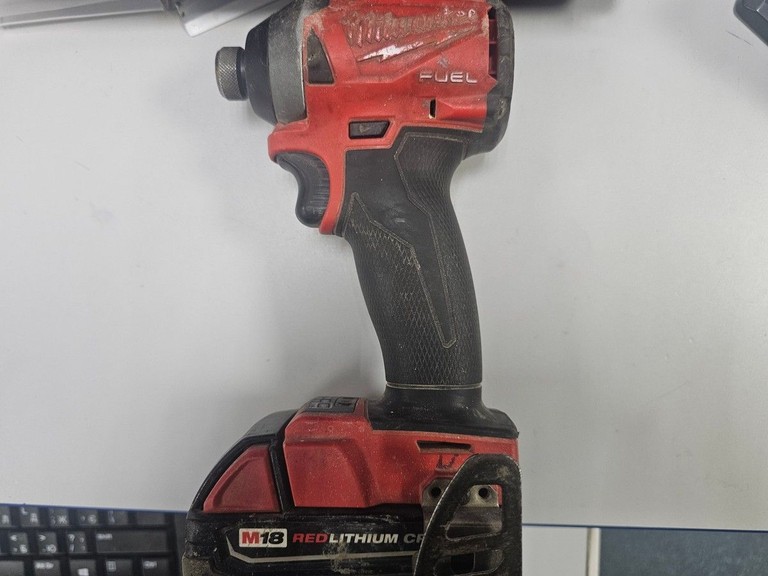 Оголошення Milwaukee m12 fuel 2504-20 + impact driver 2553-20 + 1 акб 4ah +1 акб 2ah + зп Б/У