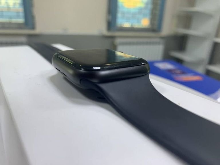 Apple watch se 44mm aluminum case