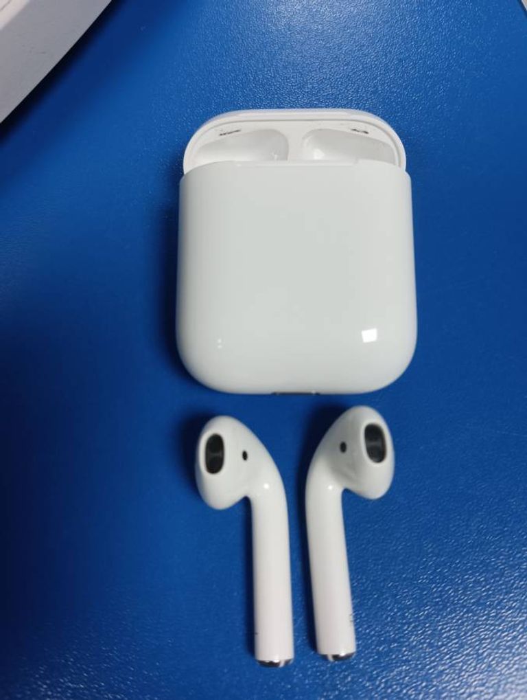 Apple airpods 2nd generation with charging case