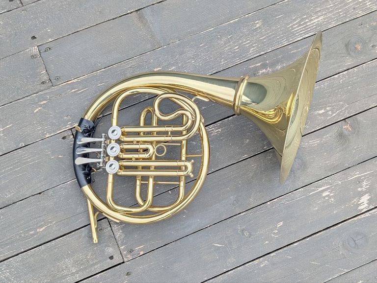 Дешево Валторна F/Bb. 3 клапана, знімний розтруб, золотий лак. З мундштуком. У футлярі. Новий.  з ломбарду