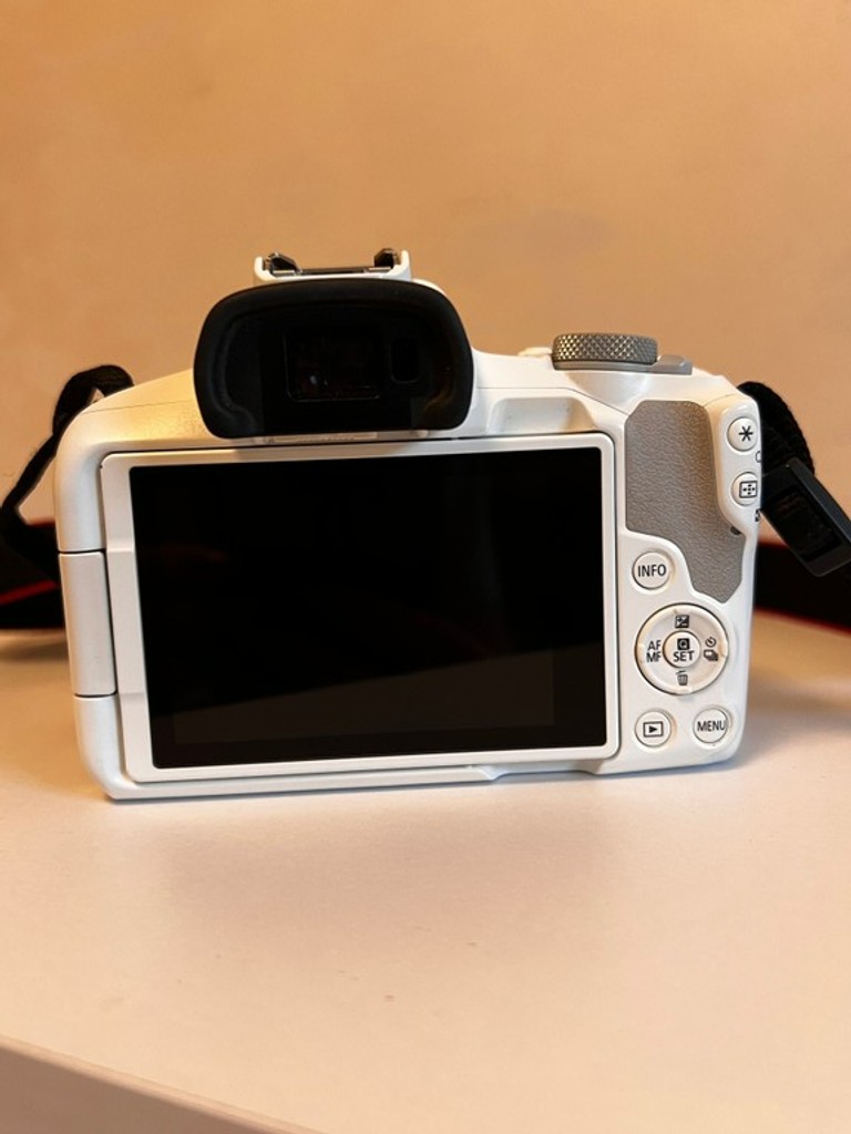 Canon EOS R50 kit RF-S 18-45mm IS STM White (5812C030) Код:null. Изображение 10