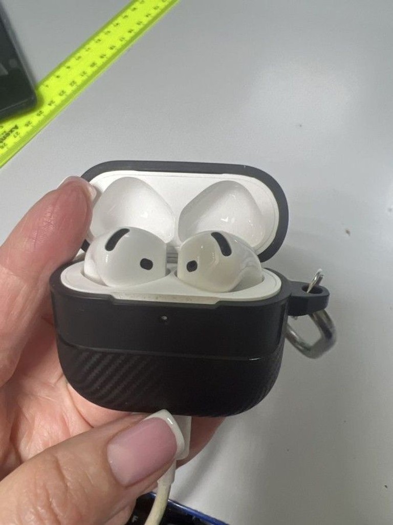 Дешиво Apple airpods 4 with active noise cancellation с ломбарда