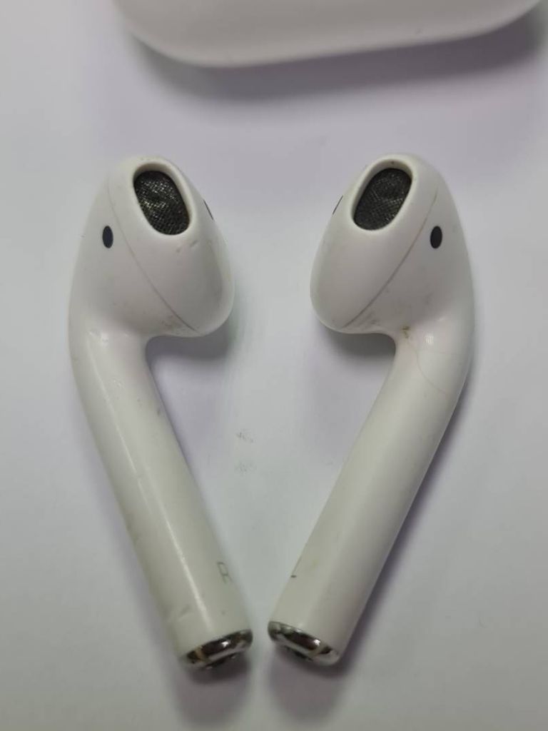 Apple airpods 2nd generation with charging case