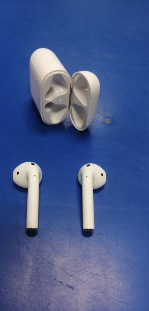 Apple airpods with charging case