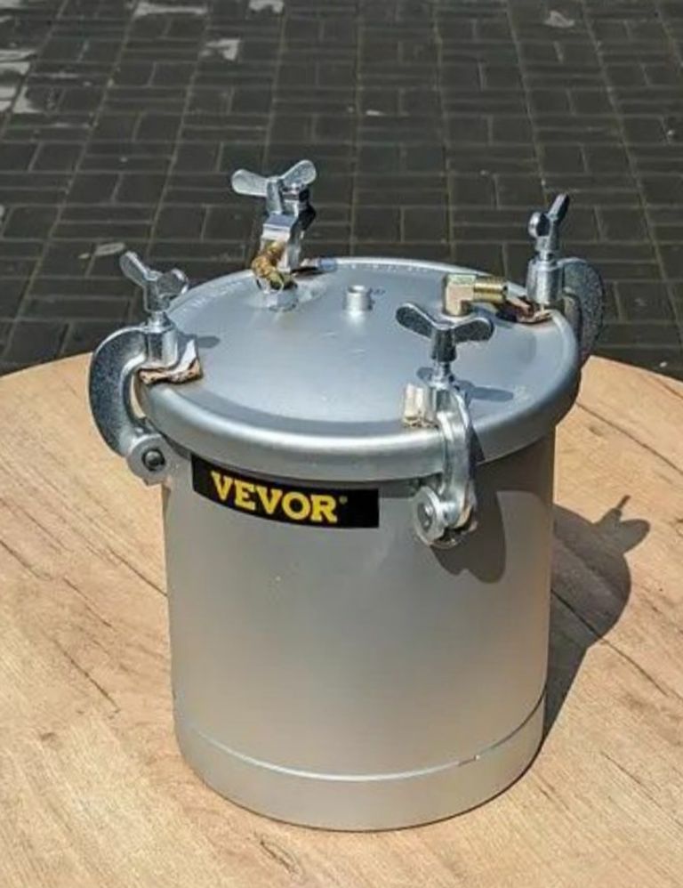 Объявление Бак для фарби VEVOR 10 л. Для професійного фарбування розпилювач з регулятором пістолета (1,5 мм) Б/У