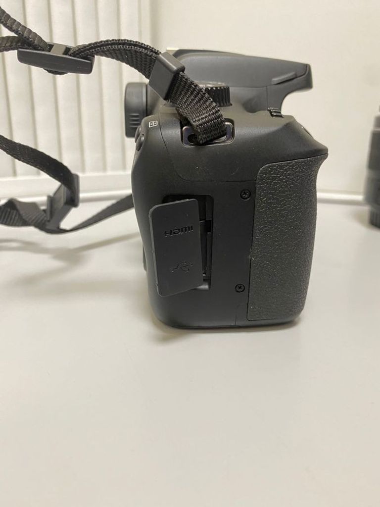 Дешиво Canon eos 4000d + ef-s 18-55 1:3.5-5.6 iii с ломбарда