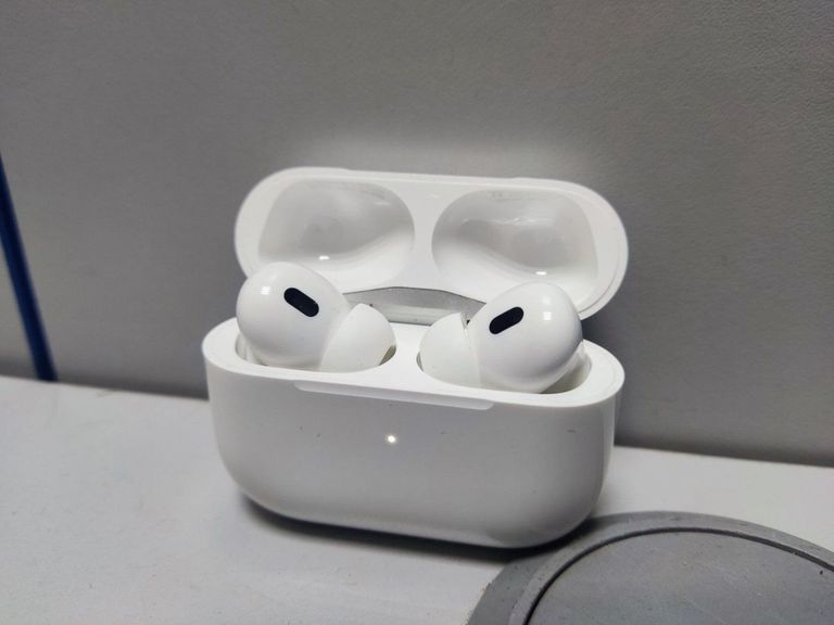 Купити Apple airpods pro 2nd generation with magsafe charging case usb-c Б/У