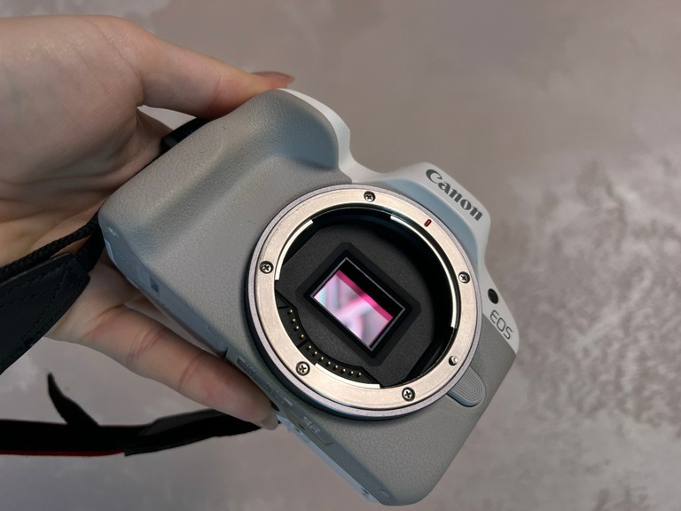 Canon EOS R50 kit RF-S 18-45mm IS STM White (5812C030) Код:null. Изображение 4