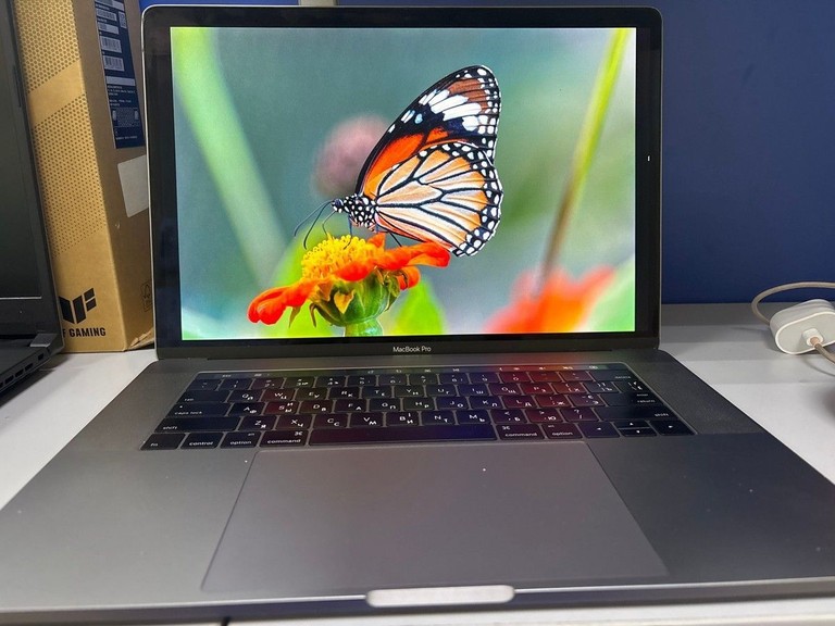 Дешево Apple macbook pro a1707/екр. 15.4 core i7 2,9ghz/ ram16gb/ ssd512gb/intel hd graphics 630/touch bar з ломбарду