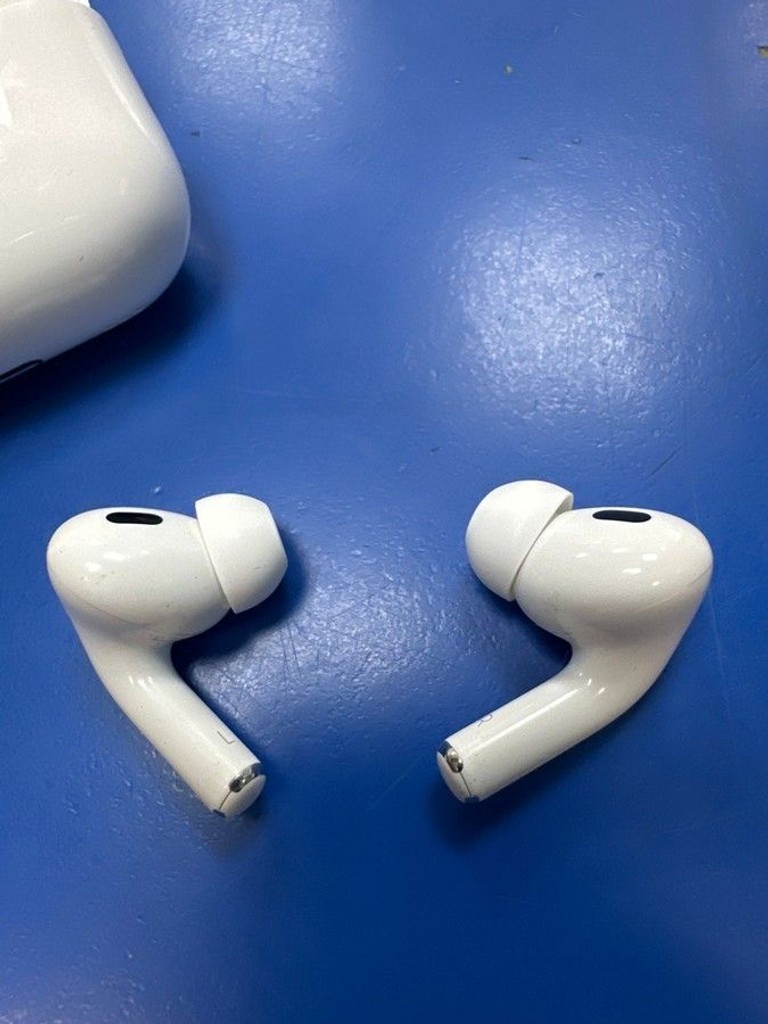 Дешево Apple airpods pro 2nd generation with magsafe charging case usb-c з ломбарду