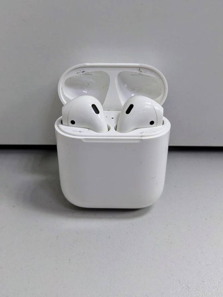 Apple airpods 2nd generation with charging case