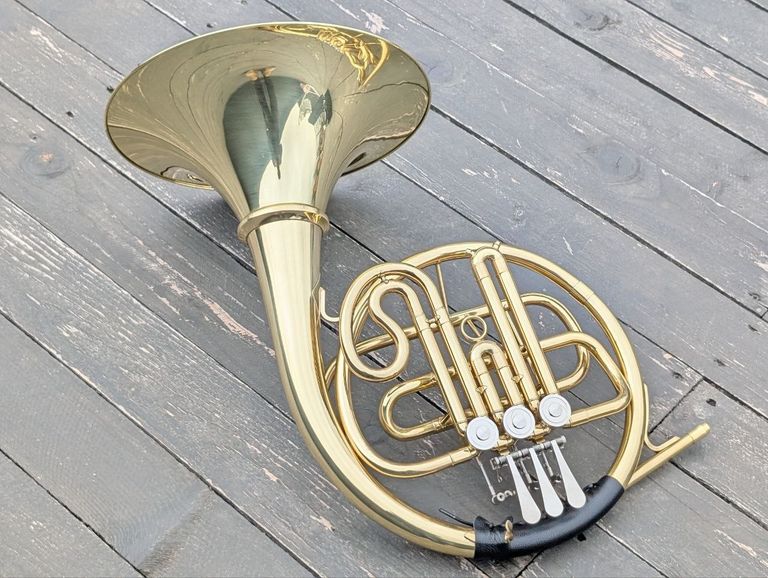 Валторна F/Bb. 3 клапана, знімний розтруб, золотий лак. З мундштуком. У футлярі. Новий.  Код:null. Зображення 6