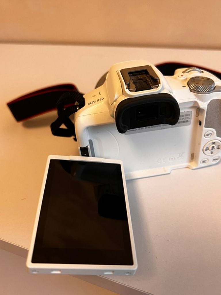 Canon EOS R50 kit RF-S 18-45mm IS STM White (5812C030) Код:null. Изображение 12