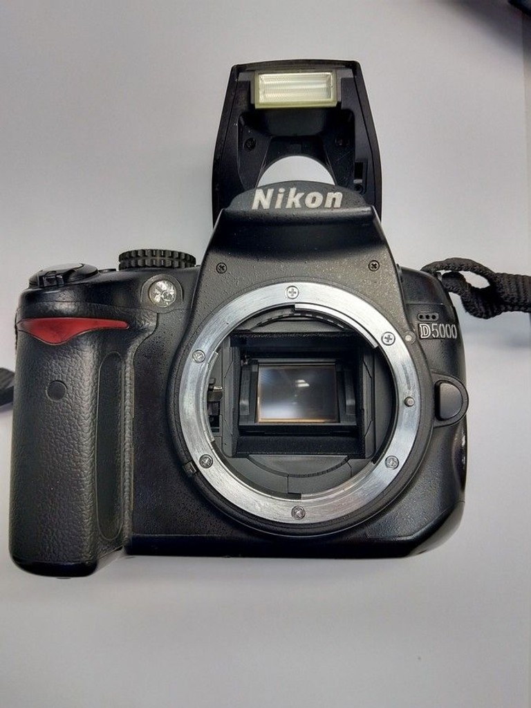 Оголошення Nikon d5000 + af-s dx nikkor 18-55mm f/3,5-5,6g vr Б/У