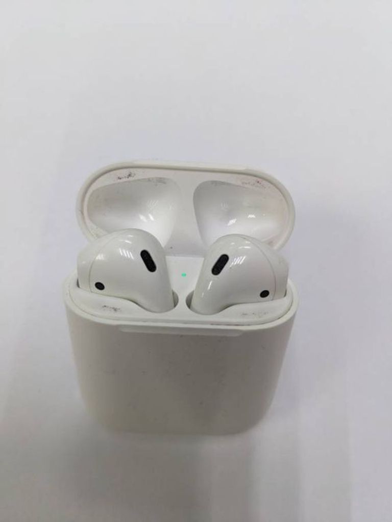 Apple airpods 2nd generation with charging case