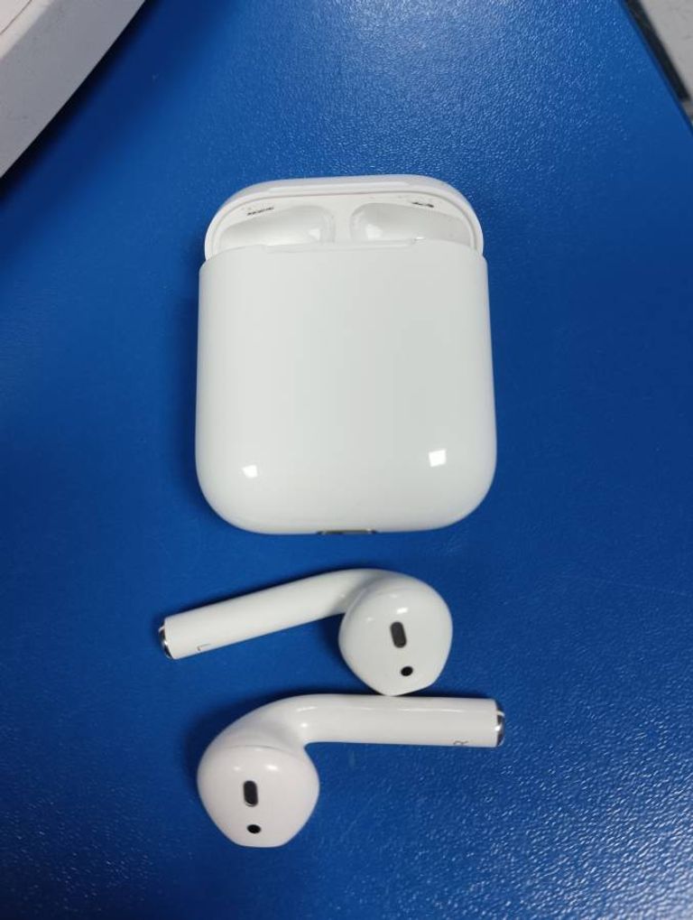 Apple airpods 2nd generation with charging case