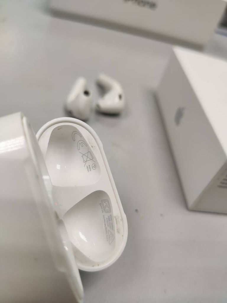 Apple airpods 2nd generation with charging case