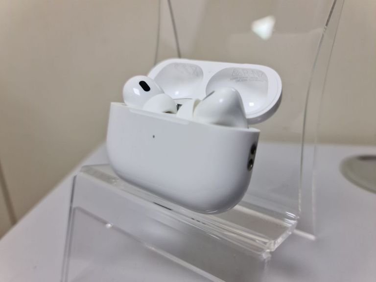 Купити Apple airpods pro 2nd generation with magsafe charging case usb-c Б/У