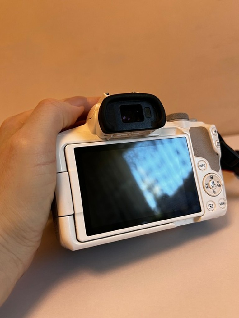 Canon EOS R50 kit RF-S 18-45mm IS STM White (5812C030) Код:null. Изображение 11