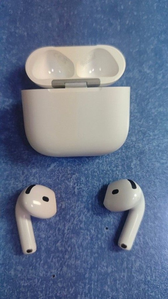 Дешево Apple airpods 4 with active noise cancellation з ломбарду