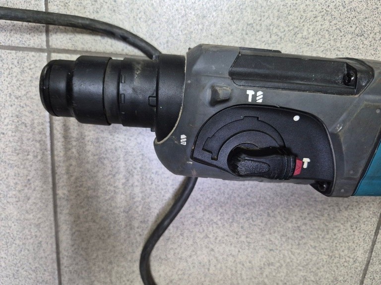 Дешево Makita HR2470 з ломбарду